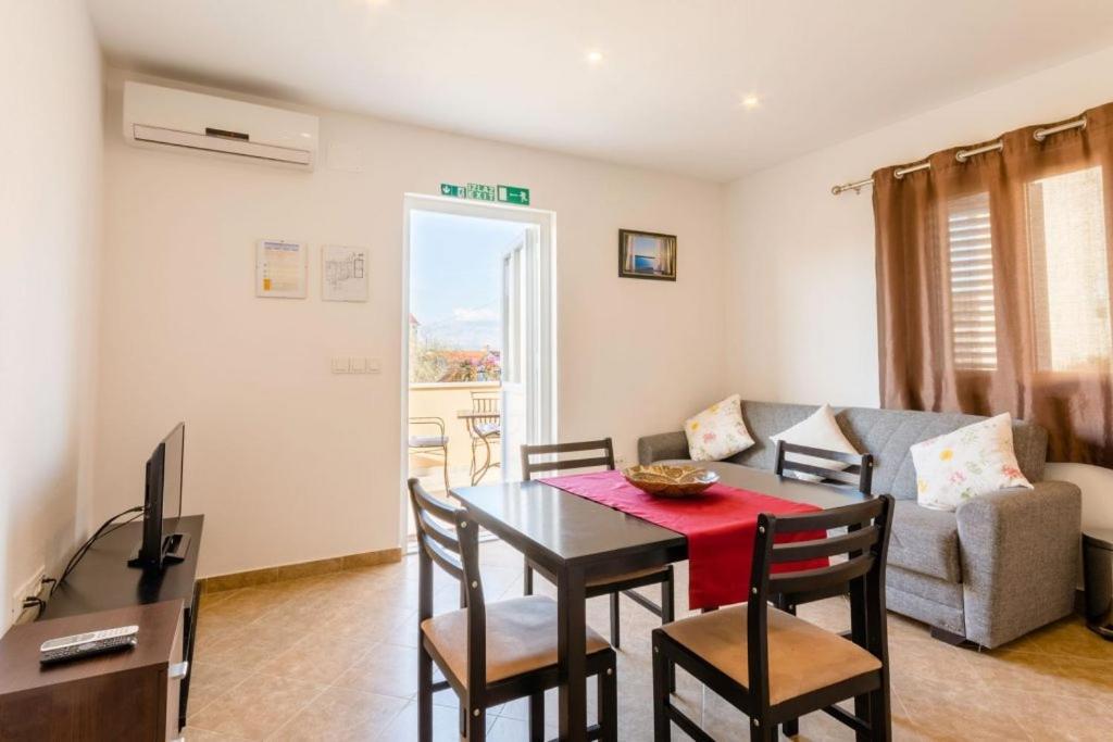 Apartments With A Parking Space Supetar, Brac - 16294 Bagian luar foto