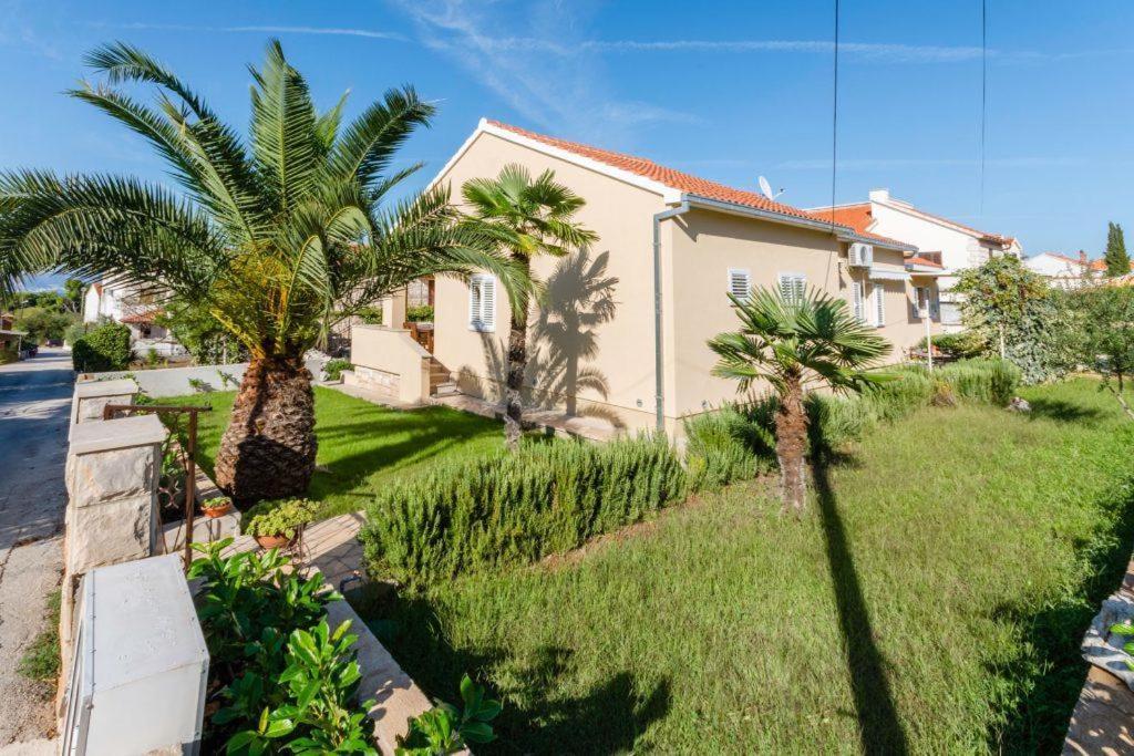 Apartments With A Parking Space Supetar, Brac - 16294 Bagian luar foto